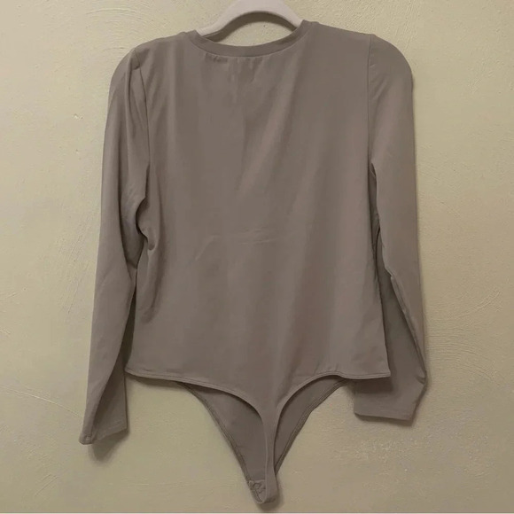 Aritzia Babaton Contour V-neck Henley Bodysuit - Picture 6 of 11